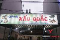 Quán ốc “Xấu Quắc” nằm trên đường số 4, KDC Bình Hưng (khu Trung Sơn, quận 8, TP.HCM). Chị Hồng – chủ quán ốc này cho biết, quán được mở cách đây một tháng. Lý do chị đặt tên quán như vậy là để giữ kỉ niệm với một người bạn hiện đang sống ở nước n