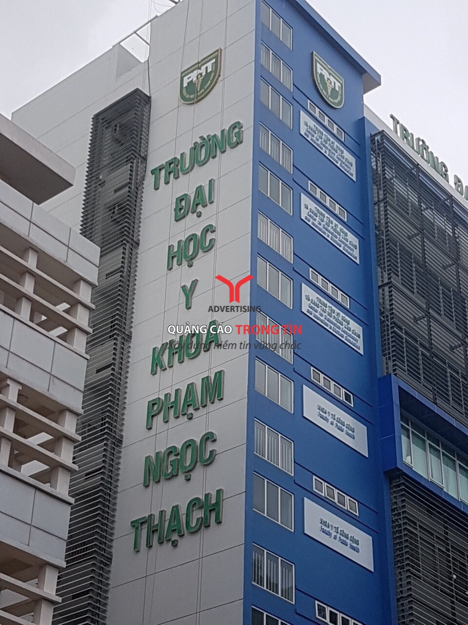 Logo tòa nhà Đại Học Phạm Ngọc Thạch