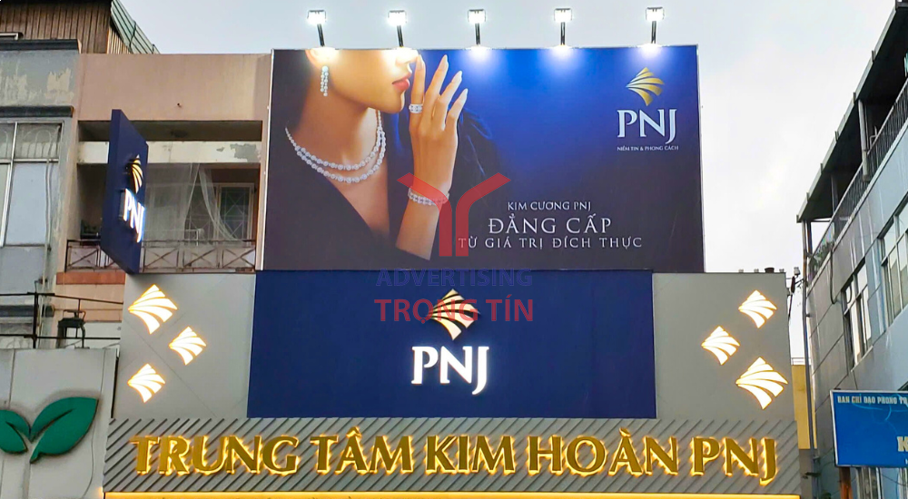 Thi Công Pano Quảng Cáo PNJ – Khung Sắt Chống Bão & In Bạt UV Cao Cấp